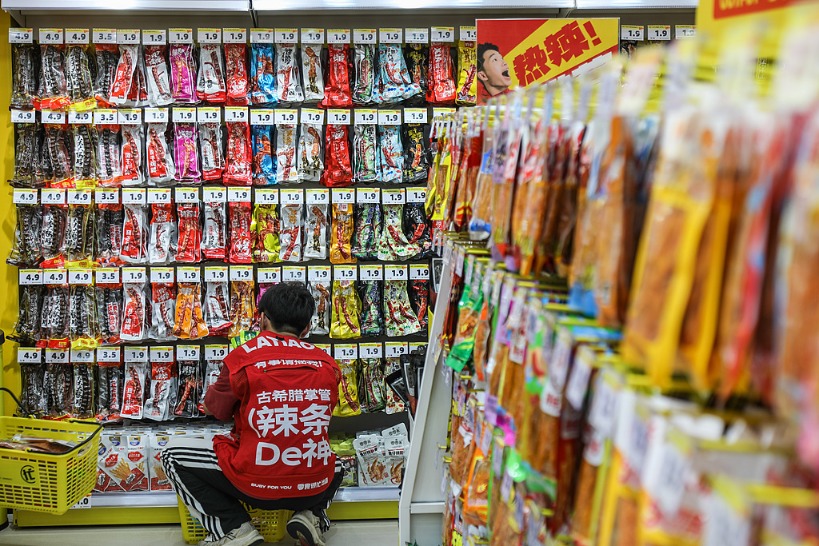 休闲零食两极分化加剧：量贩冲击传统巨头，即时零售入局增加变量
