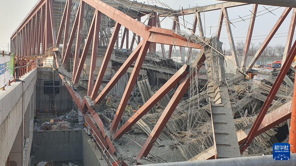 韩国光州一施工现场发生坍塌,已造成2人死亡